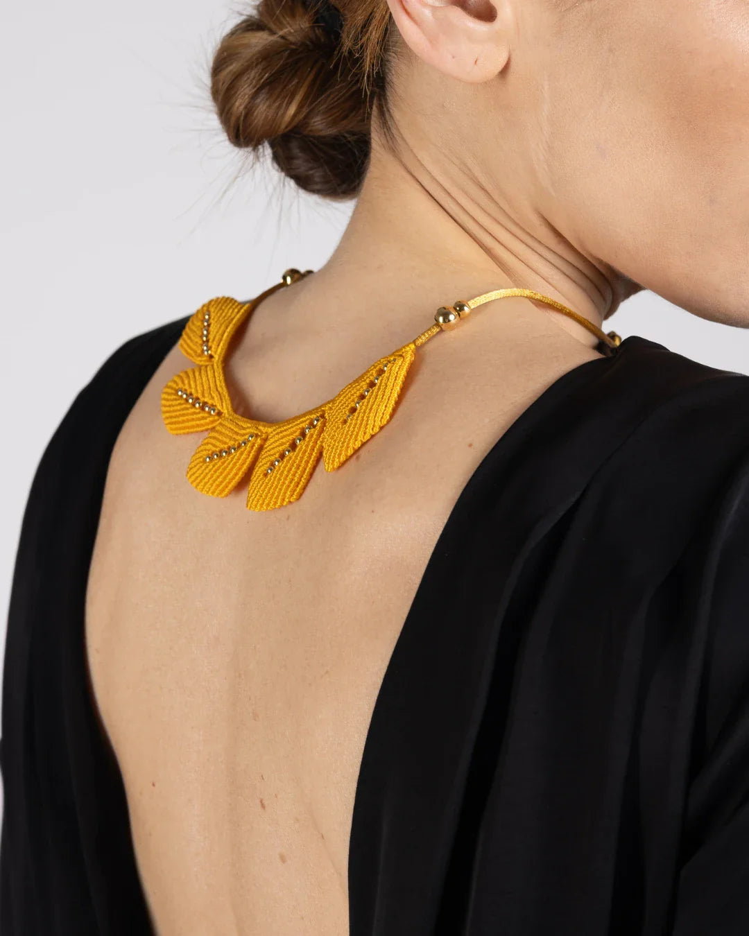 COLLAR AURA HOJAS MOSTAZA