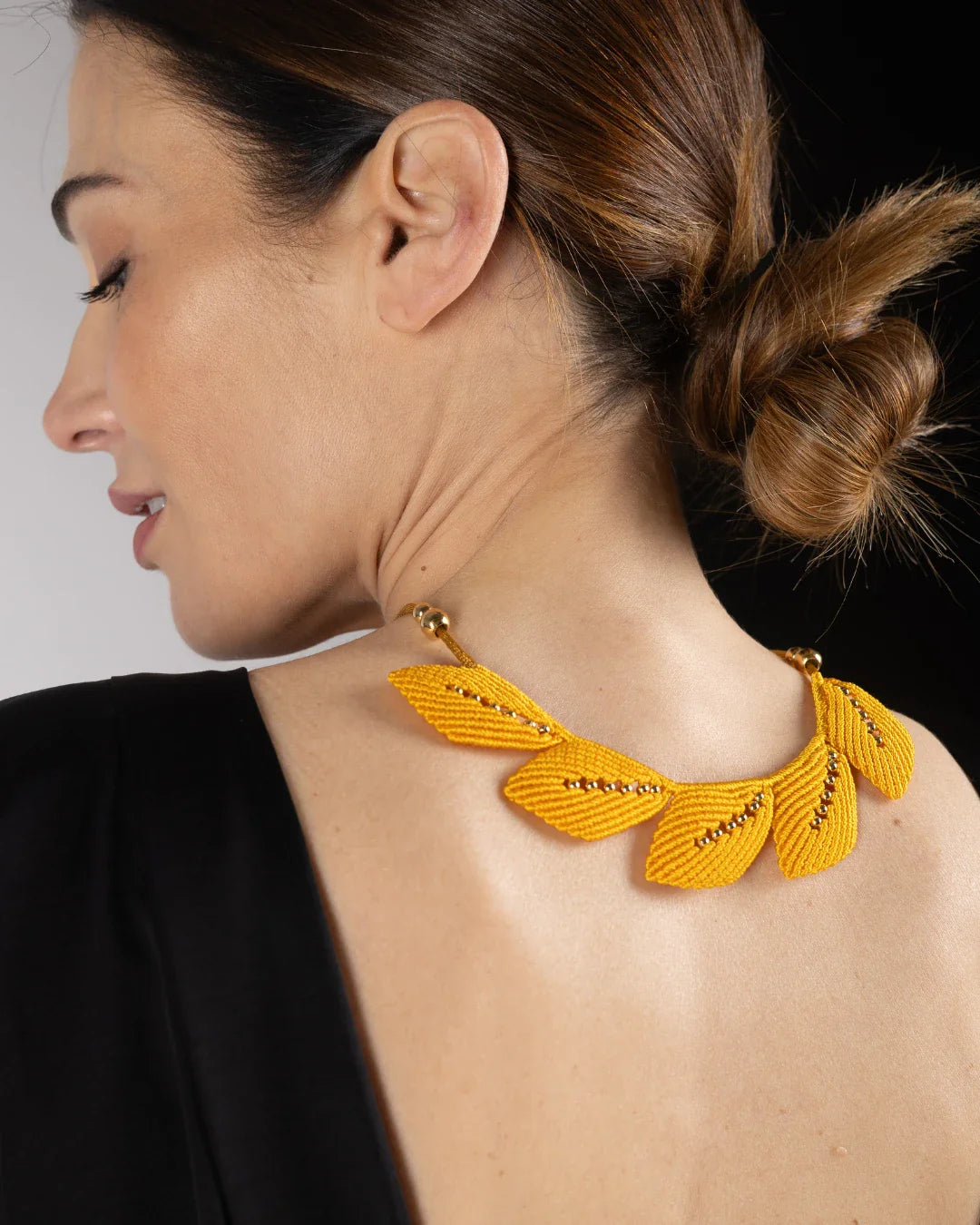 COLLAR AURA HOJAS MOSTAZA