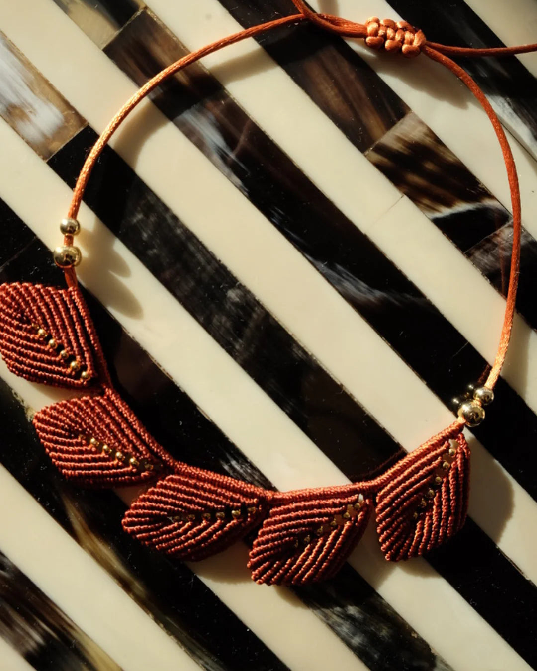 COLLAR AURA HOJAS TERRACOTA