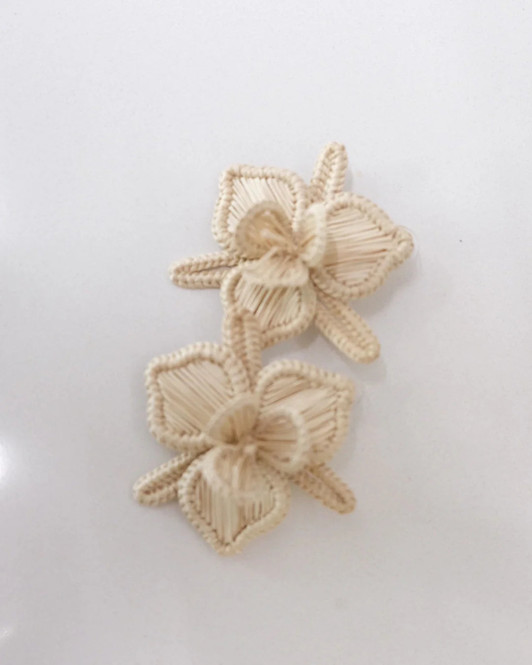 PENDIENTE ORQUIDEA BEIGE