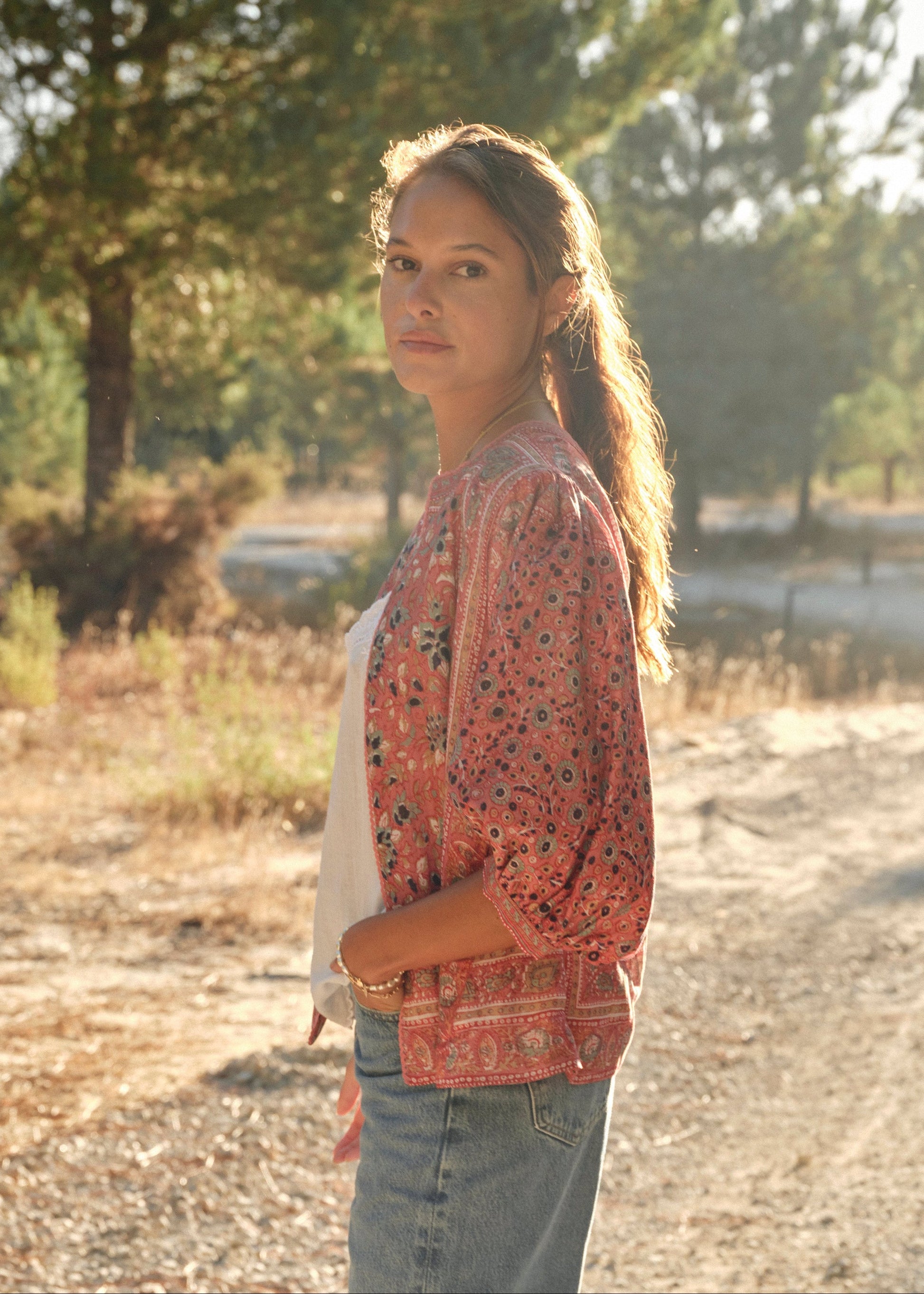 Chaqueta Darla con estampado bohemio en tonos rojos, look – Mabe · PORTICO Concept, Turó Park Barcelona