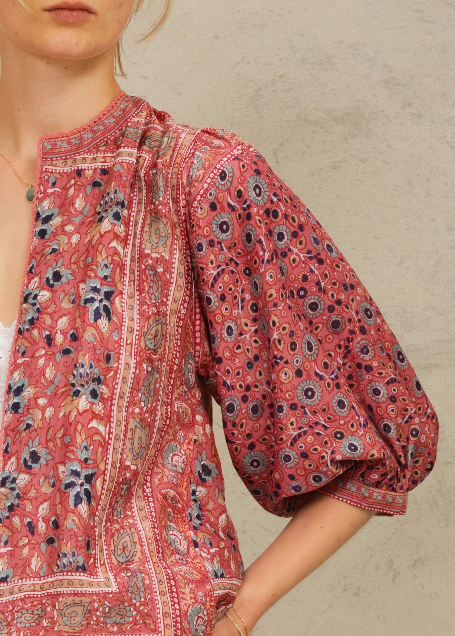 Chaqueta Darla con estampado bohemio en tonos rojos, detalle – Mabe · PORTICO Concept, Turó Park Barcelona