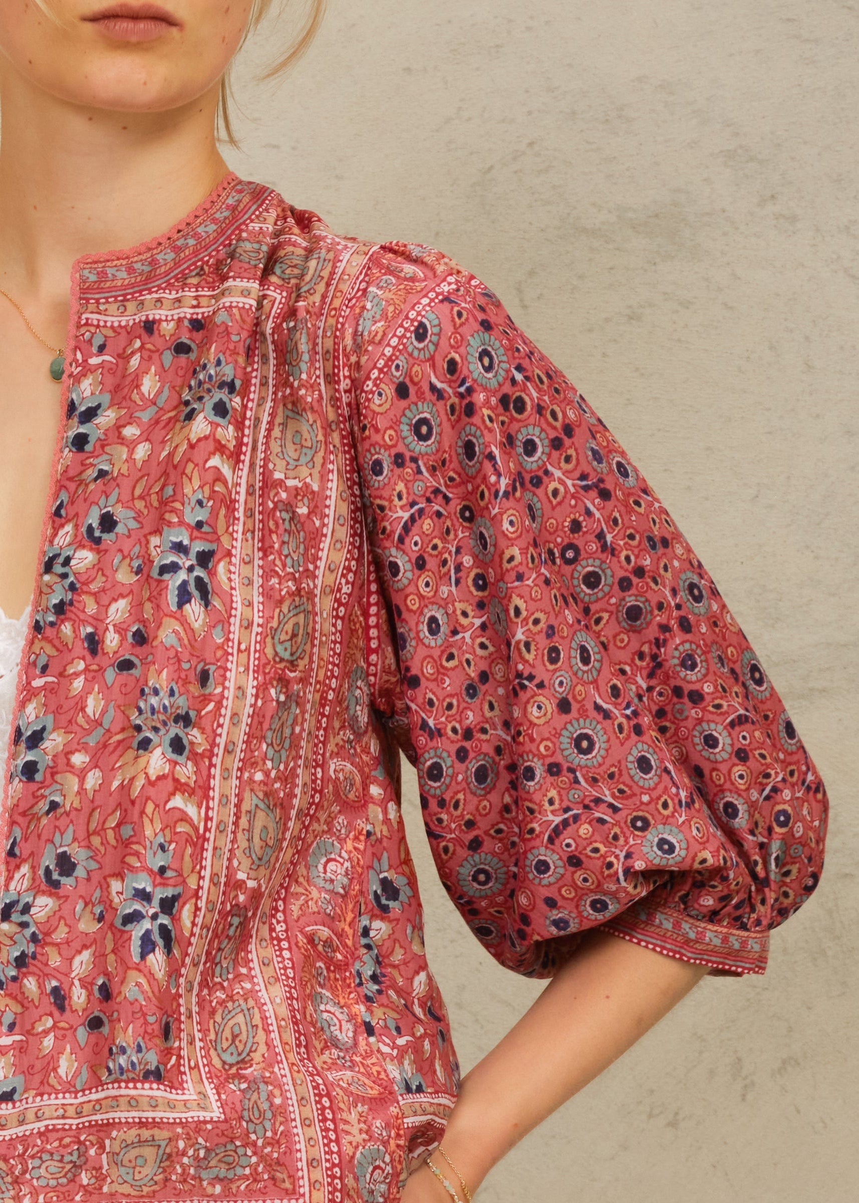 Chaqueta Darla con estampado bohemio en tonos rojos, detalle – Mabe · PORTICO Concept, Turó Park Barcelona