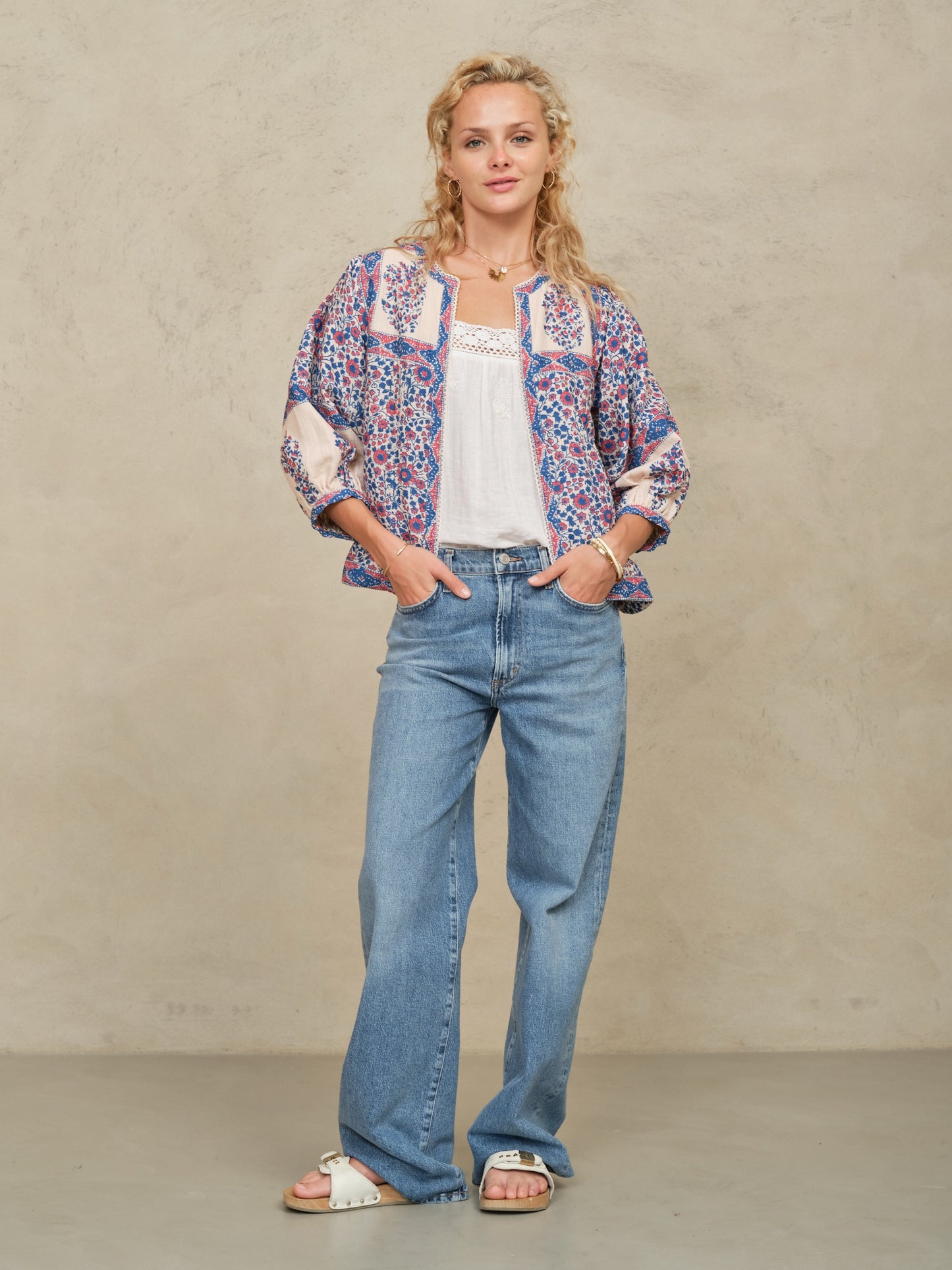 Chaqueta Della con estampado floral azul y rosa – Mabe · PORTICO Concept, Turó Park Barcelona
