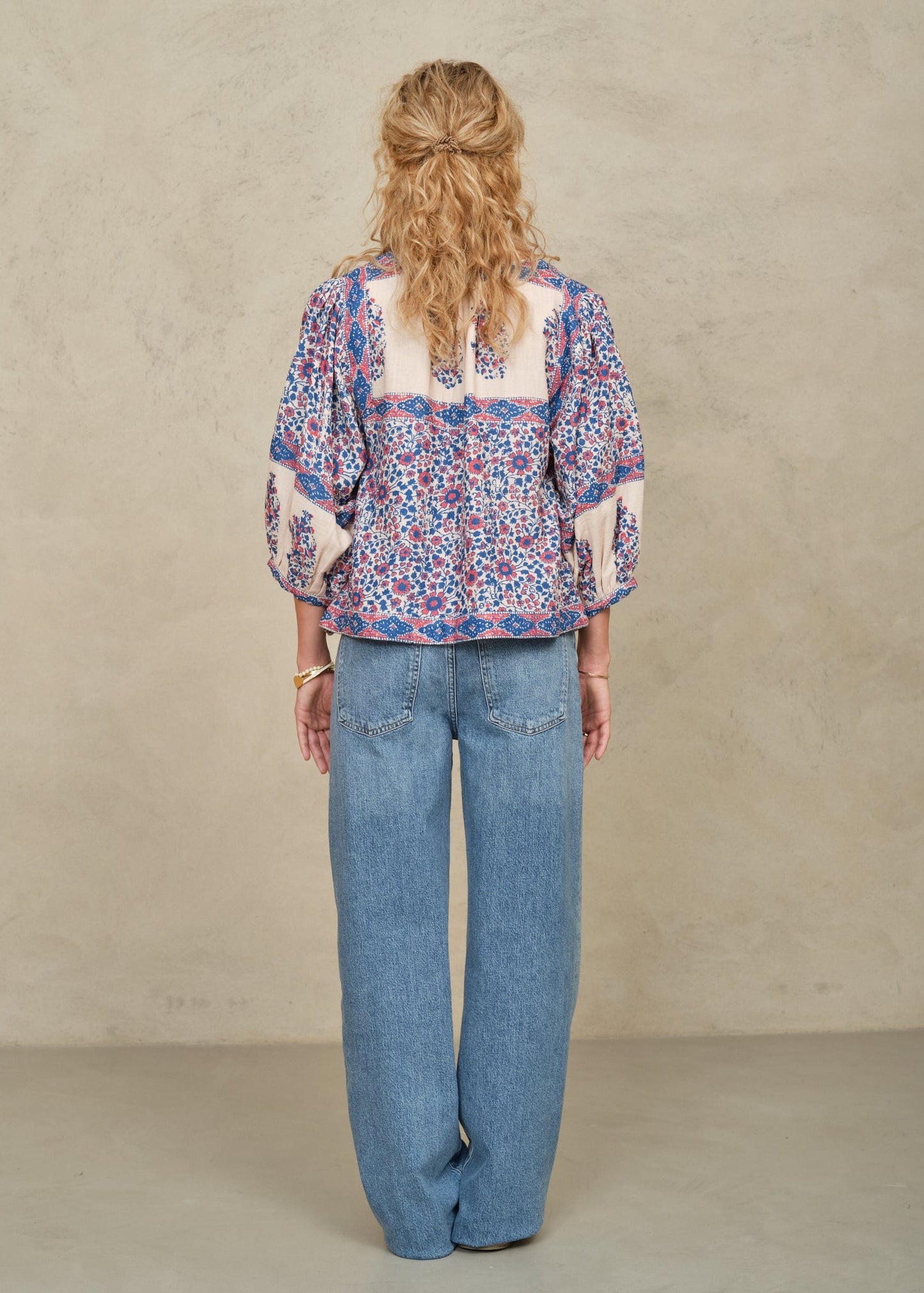 Chaqueta Della con estampado floral azul y rosa, vista trasera – Mabe · PORTICO Concept, Turó Park Barcelona