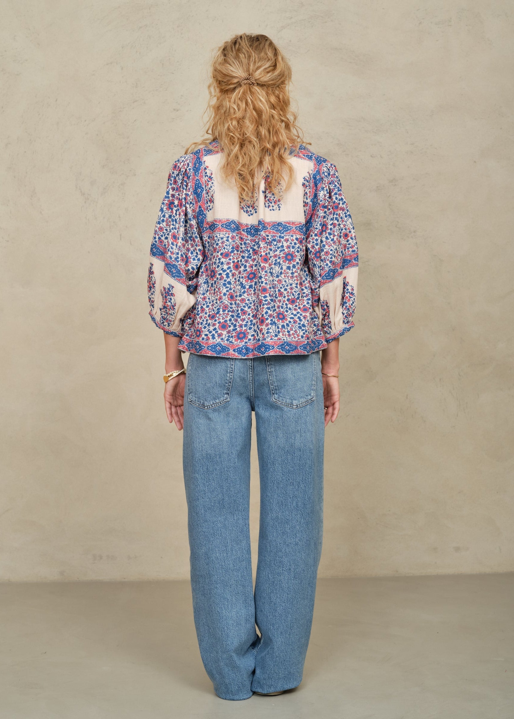 Chaqueta Della con estampado floral azul y rosa, vista trasera – Mabe · PORTICO Concept, Turó Park Barcelona