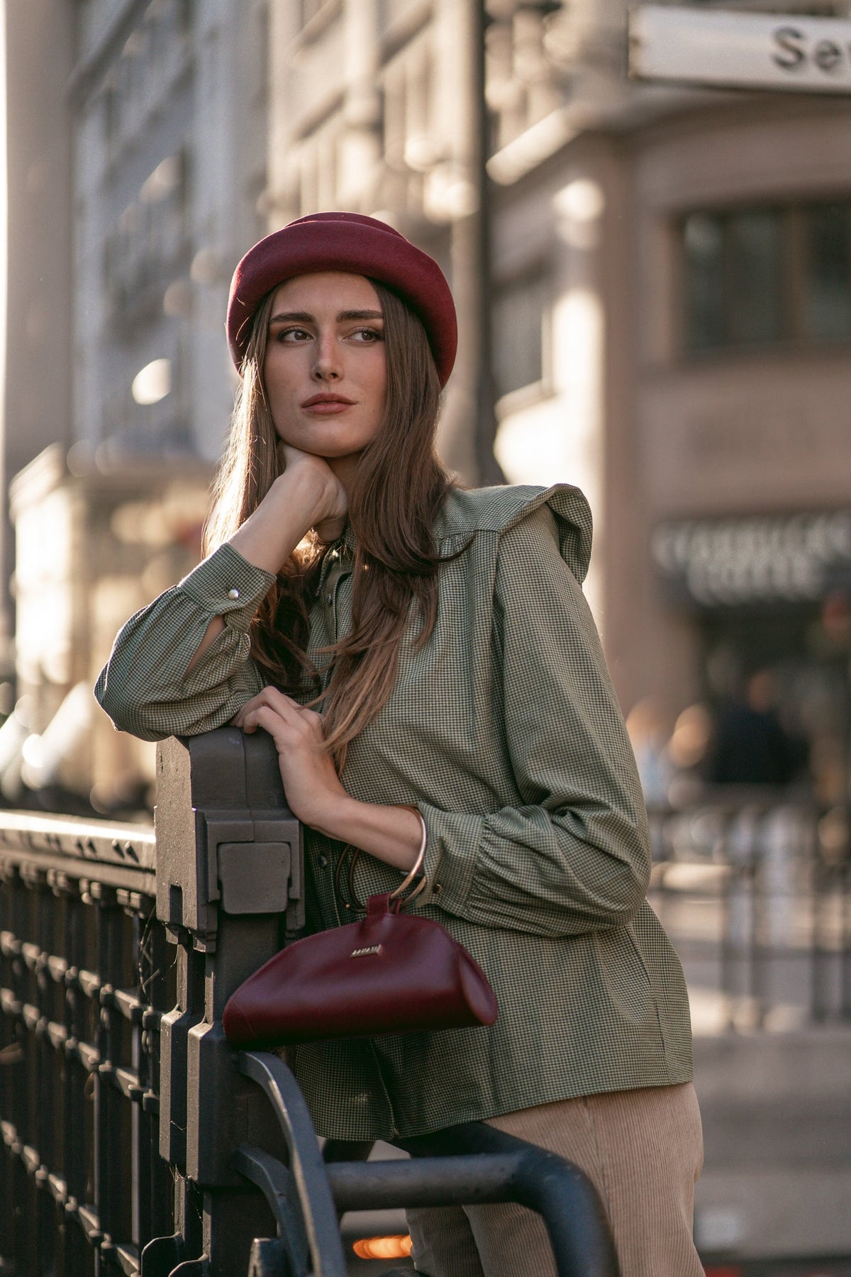Casquete Nina Burdeos de Zahati · detalle 4