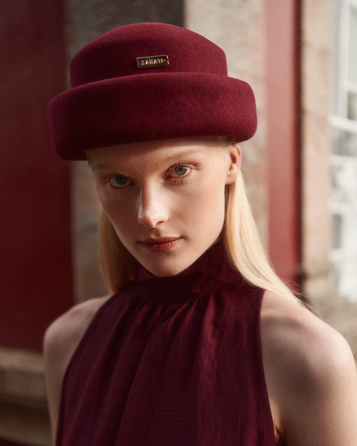 Casquete Nina Burdeos de Zahati · detalle 3