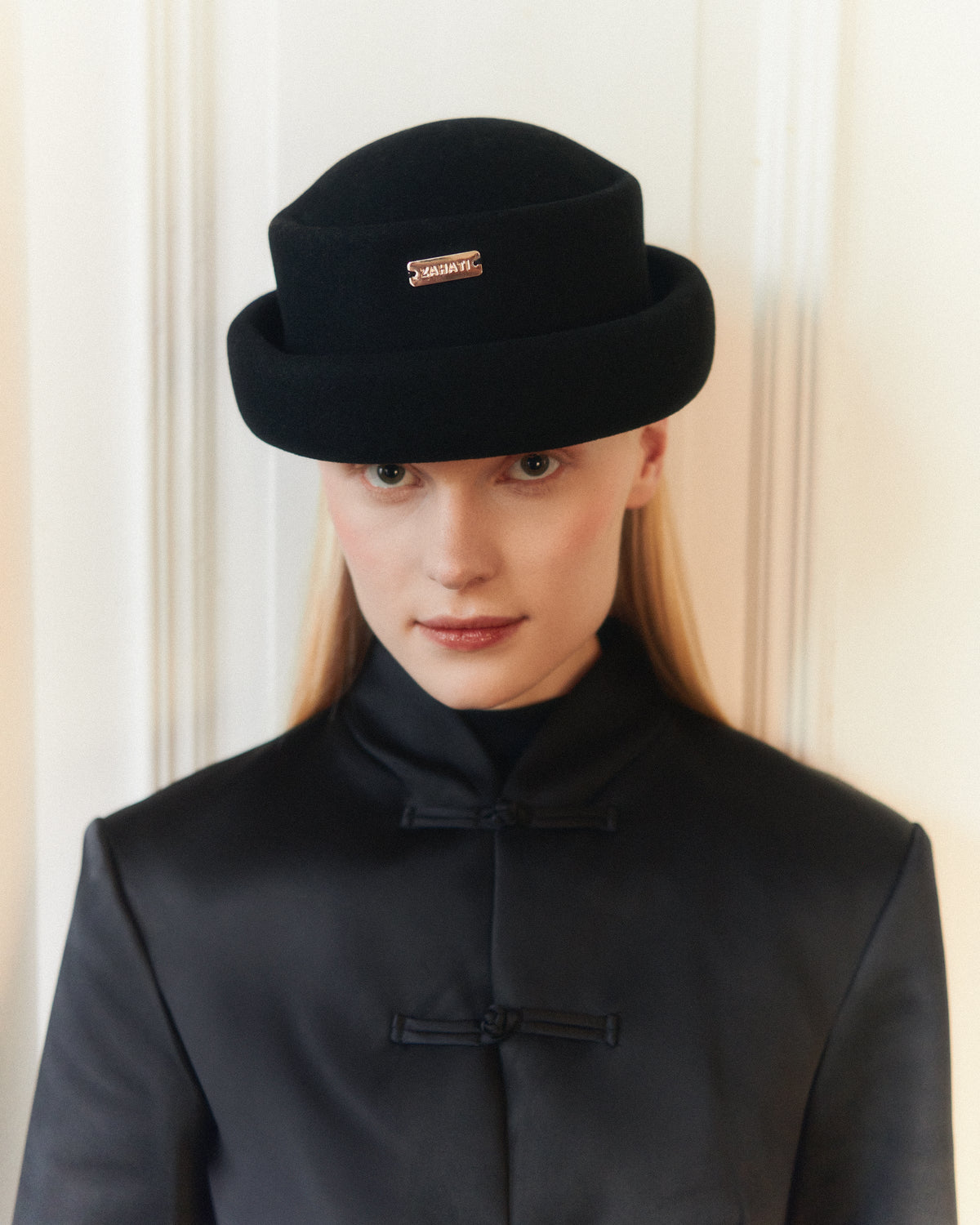 Casquete Nina Negro de Zahati · detalle 3