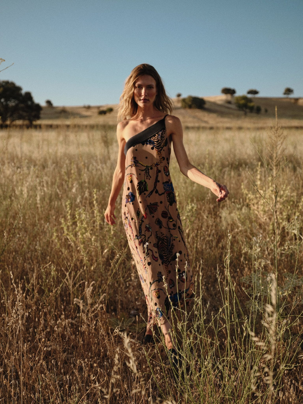 Vestido midi Lauren beige con tirante fino y canesú en contraste negro