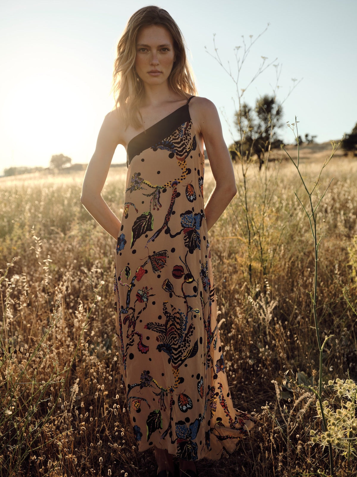 Vestido Lauren beige de Galcon Studio, vestido midi de viscosa estampada con corte evasé