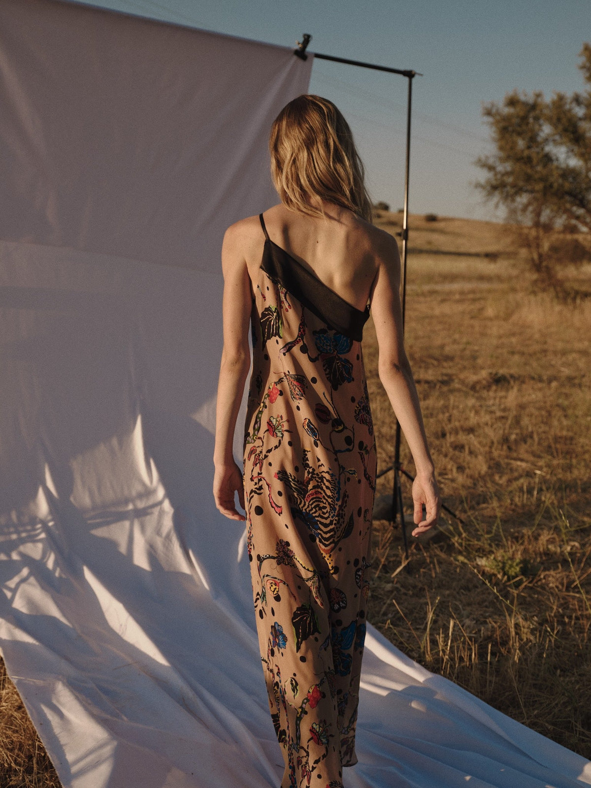 Vestido midi Lauren beige en movimiento