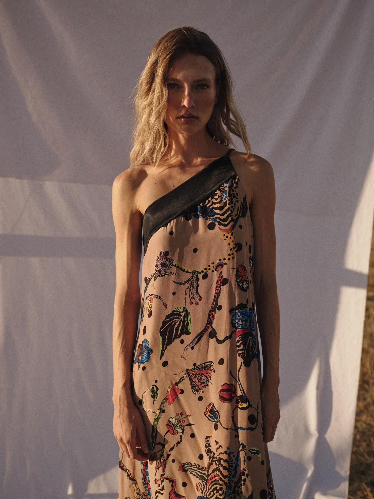 Vestido Lauren beige de Galcon Studio, look completo de invitada