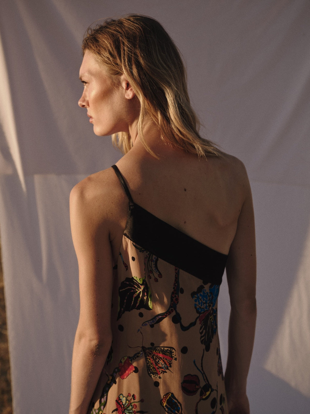 Vestido Lauren beige de espalda, largo midi