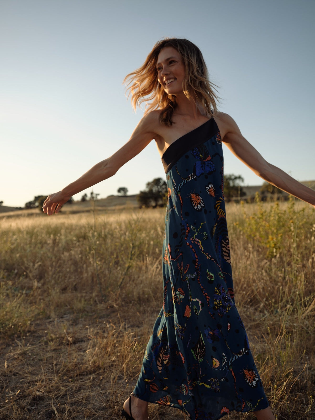 Vestido midi Lauren azul pato en movimiento
