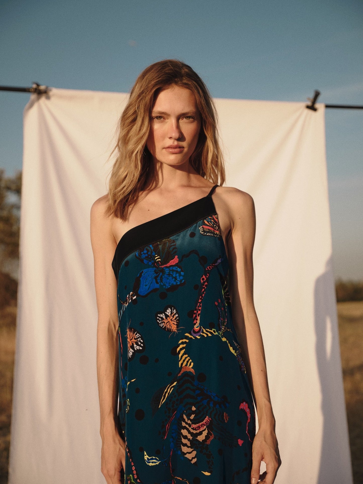 Vestido Lauren azul pato de Galcon Studio, look completo de invitada