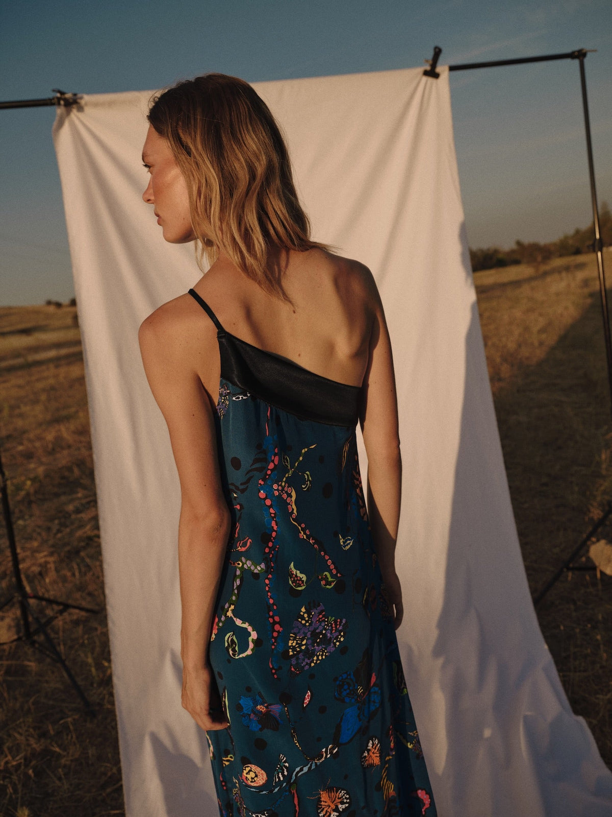 Detalle del estampado de plantas del vestido Lauren azul pato