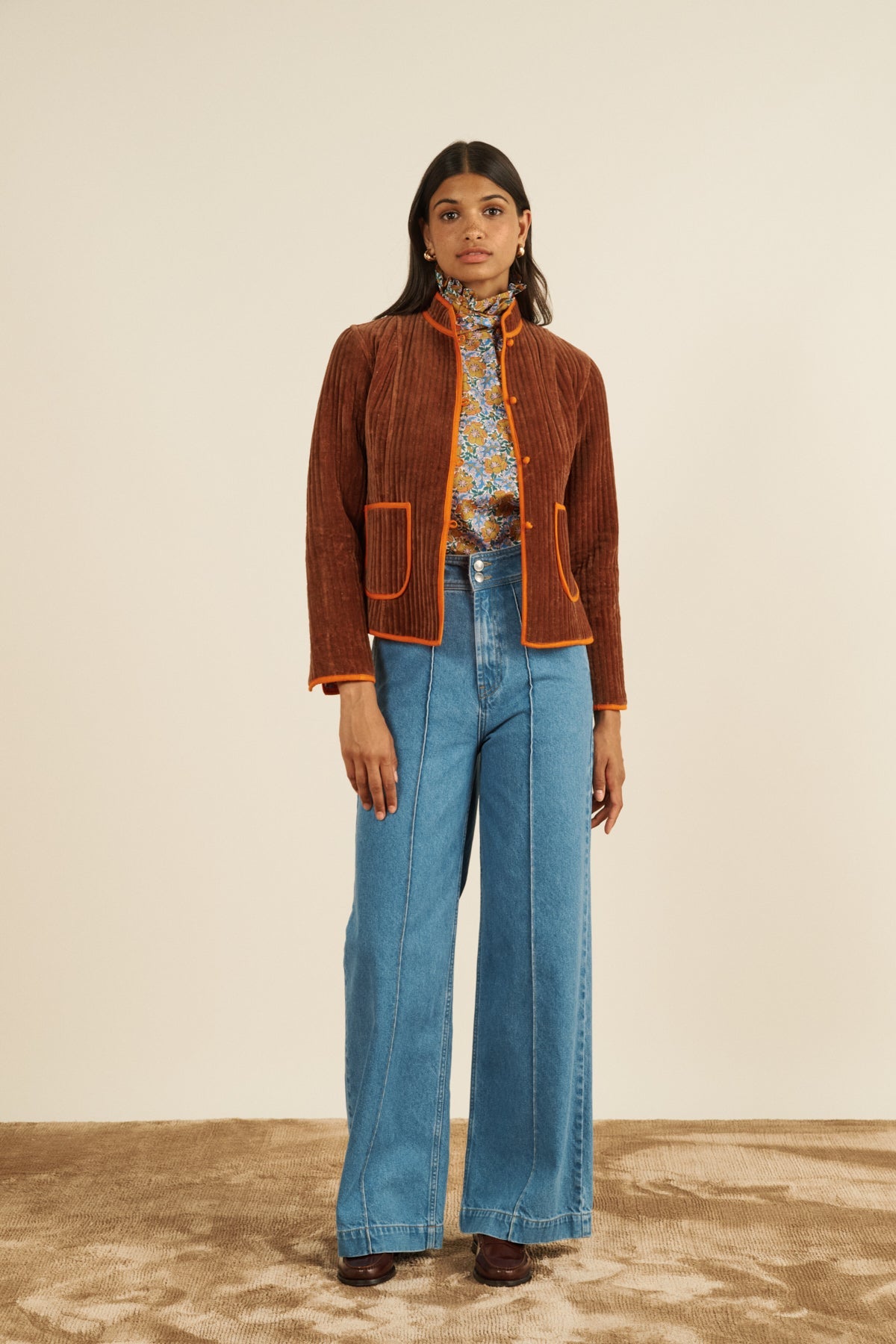 Chaqueta Fittonia marrón de Maria de la Orden combinada con camisa y pantalón