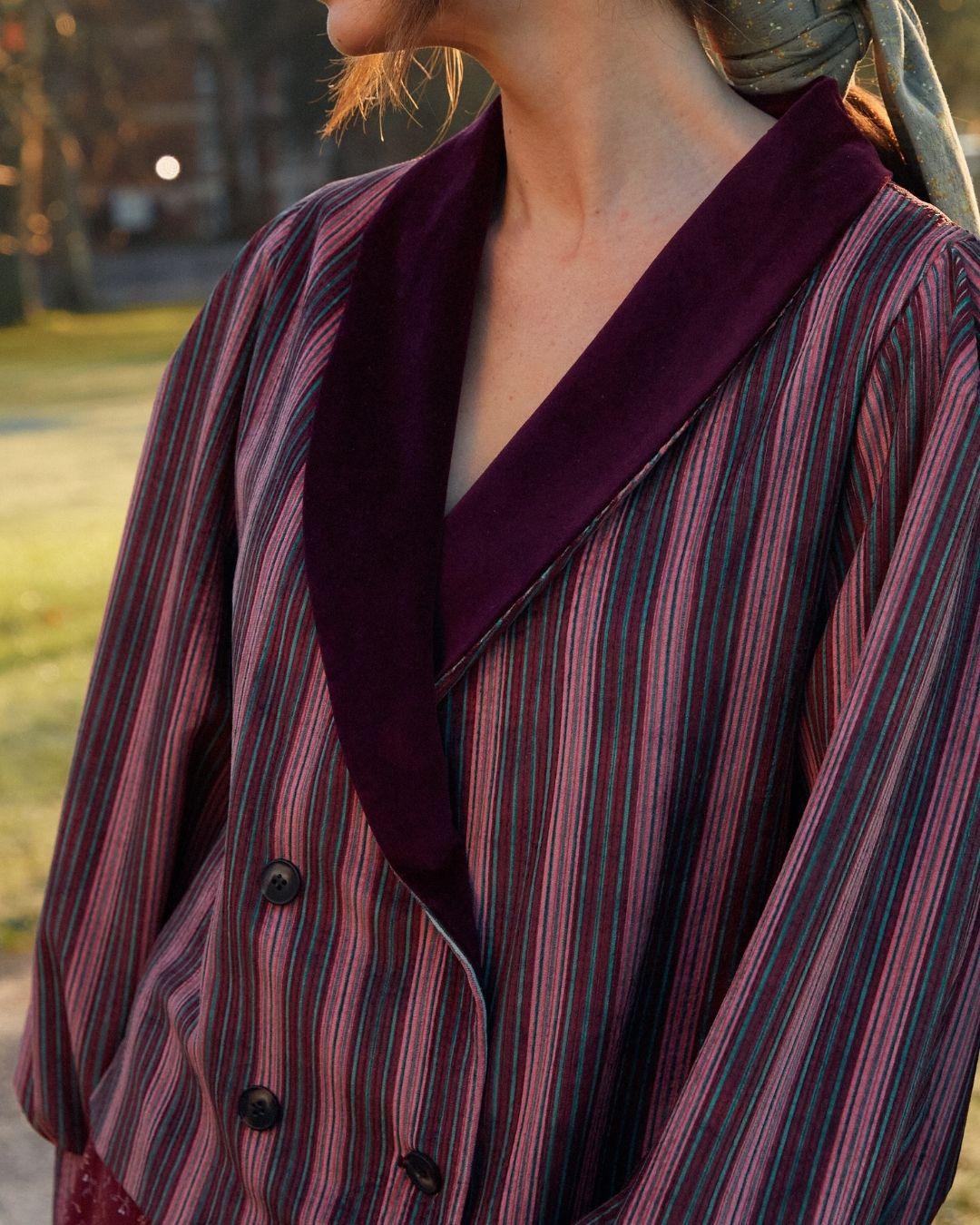 Chaqueta Arabela Granate Stripes Velvet de Magnolya Collection · detalle 1