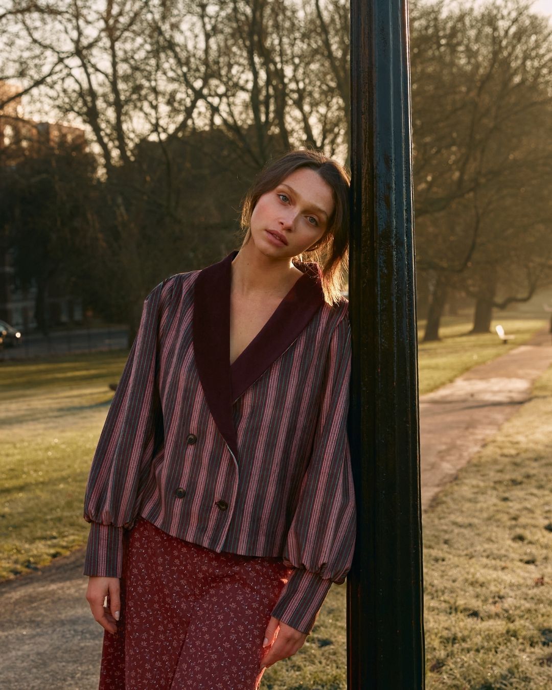Chaqueta Arabela Granate Stripes Velvet de Magnolya Collection · detalle 2