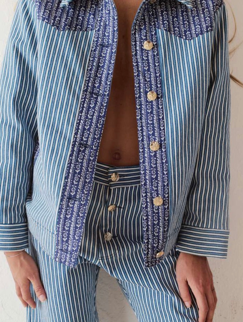 Chaqueta-camisa de rayas azul y blanco con cenefa marinera – Josephine · PORTICO Concept, Turó Park Barcelona