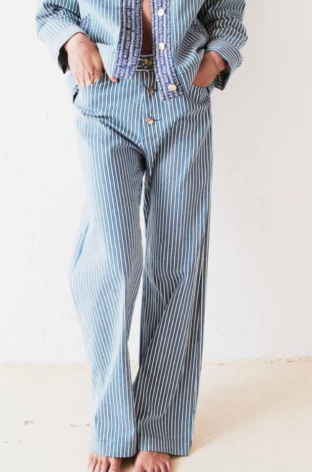 Pantalón ancho de rayas verticales azul y blanco – Josephine · PORTICO Concept, Turó Park Barcelona
