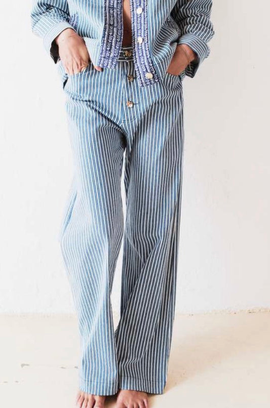 Pantalón ancho de rayas verticales azul y blanco – Josephine · PORTICO Concept, Turó Park Barcelona