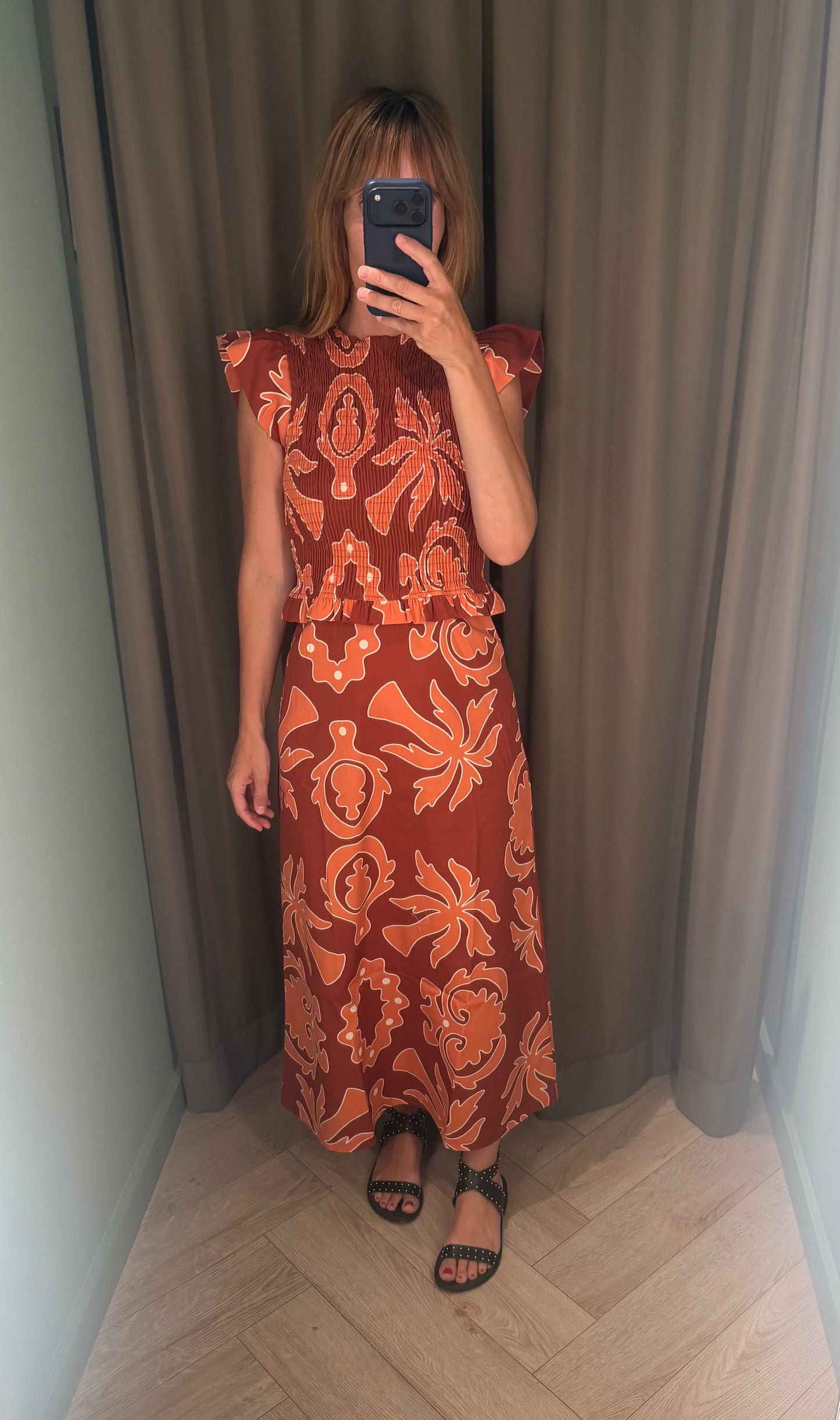 Vestido con estampado de mariposas sobre fondo naranja – Pietra Madrid · PORTICO Concept, Turó Park Barcelona