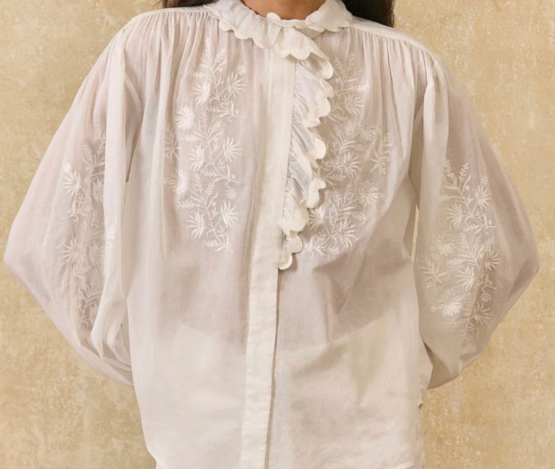 Camisa Cora, blusa blanca con bordado tono sobre tono – Louise Misha · PORTICO Concept, Turó Park Barcelona