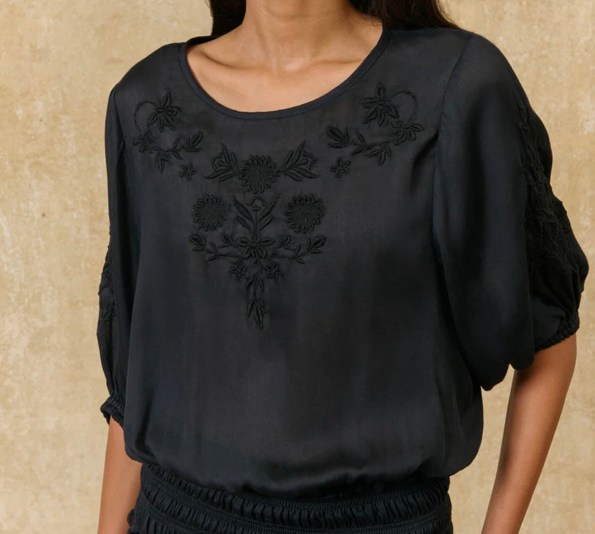 Camisa Chayana, top negro con bordado floral – Louise Misha · PORTICO Concept, Turó Park Barcelona