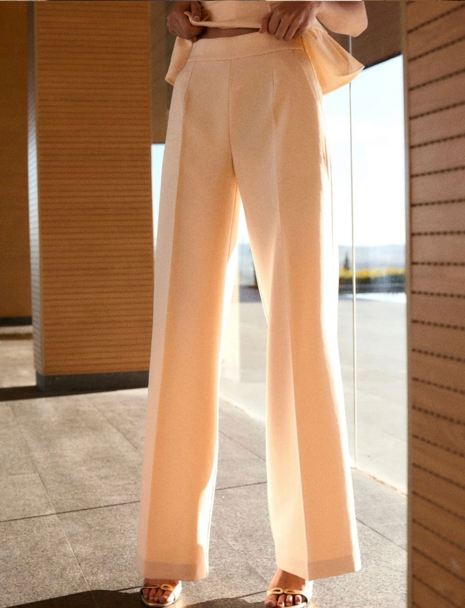 Pantalón Simoneta de tiro alto en crema de IQ Collection · PORTICO Concept, Turó Park Barcelona