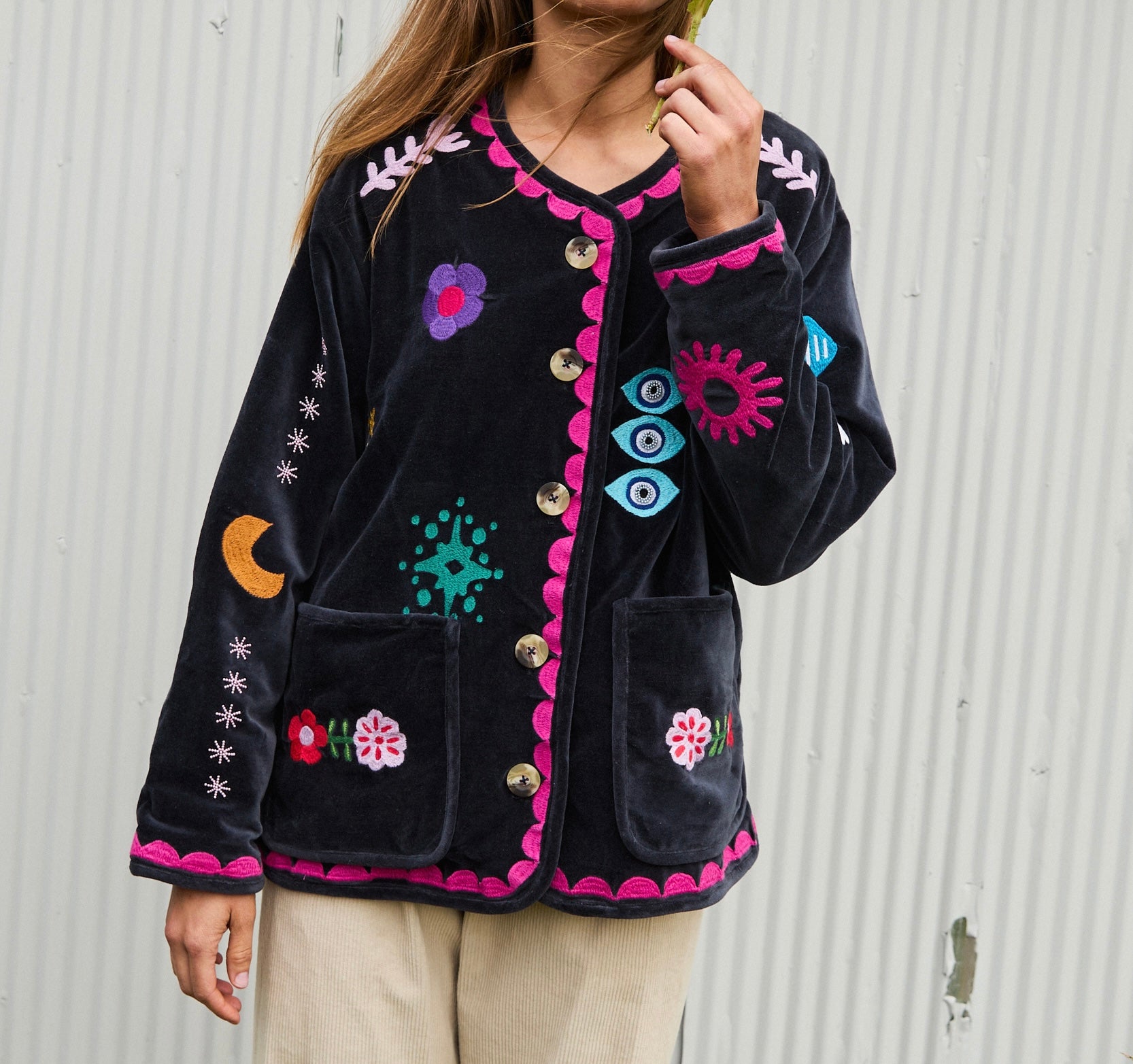 Chaqueta de terciopelo azul noche con bordado suzani multicolor – Sissel Edelbo · PORTICO Concept, Turó Park Barcelona