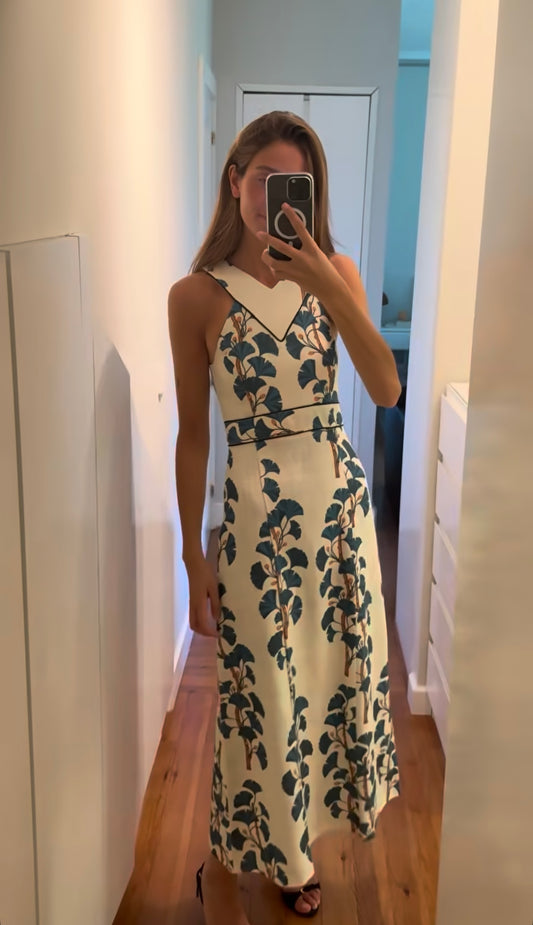Vestido halter de lino blanco con detalles azules – Pietra Madrid · PORTICO Concept, Turó Park Barcelona
