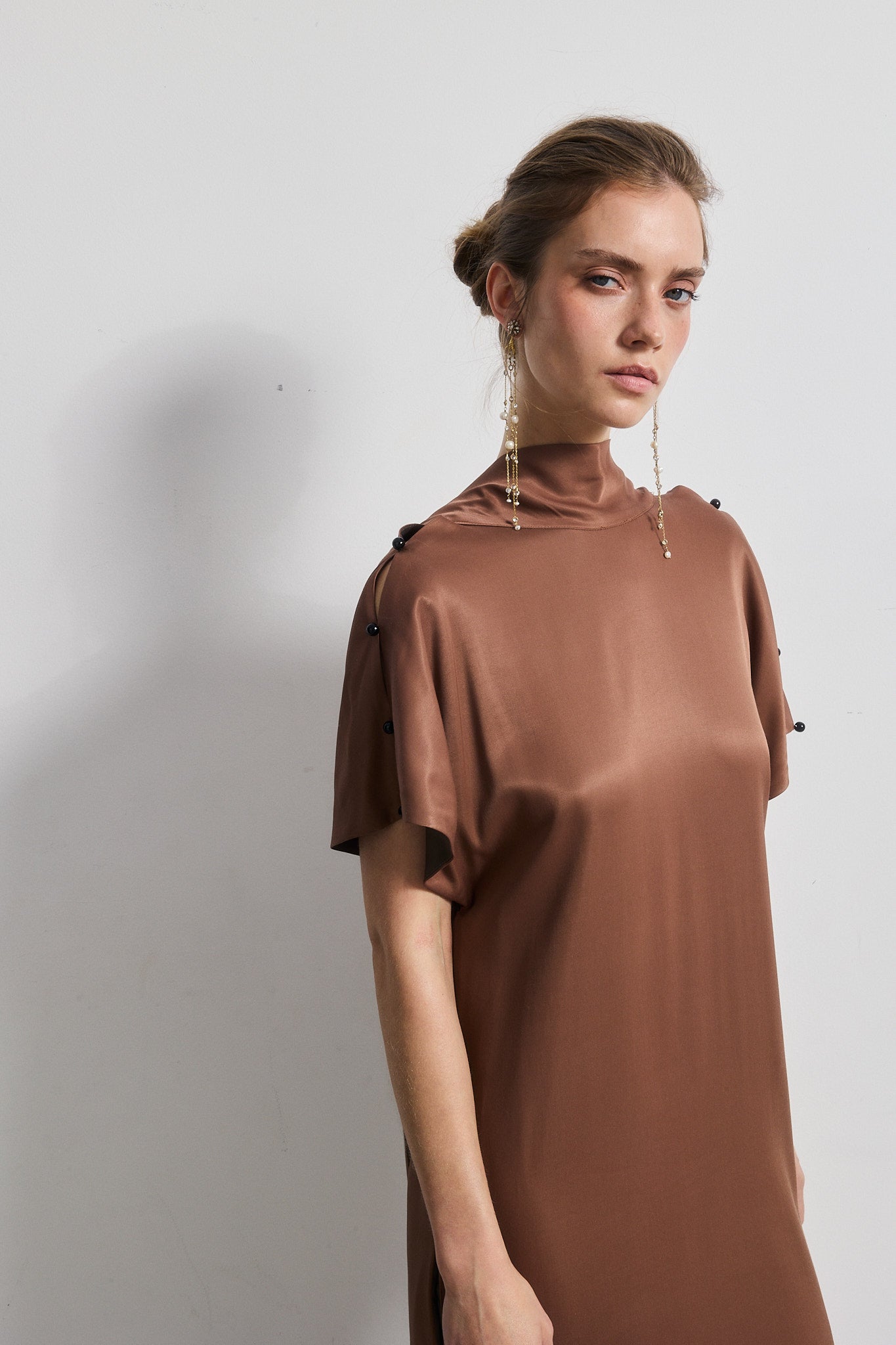 Vestido Ashley Marrón — Galcon Studio · detalle 4