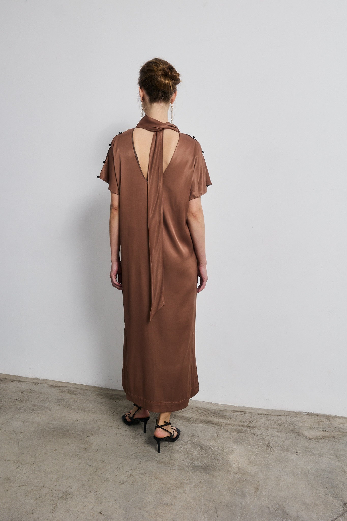 Vestido Ashley Marrón — Galcon Studio · detalle 7