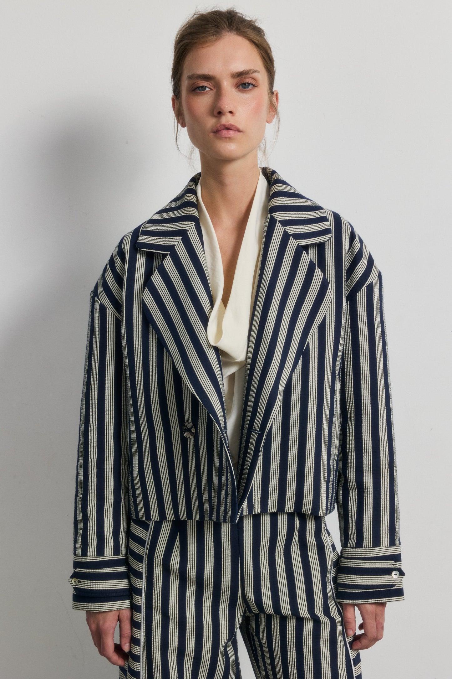 Chaqueta Alexa Rayas — Galcon Studio · detalle 6