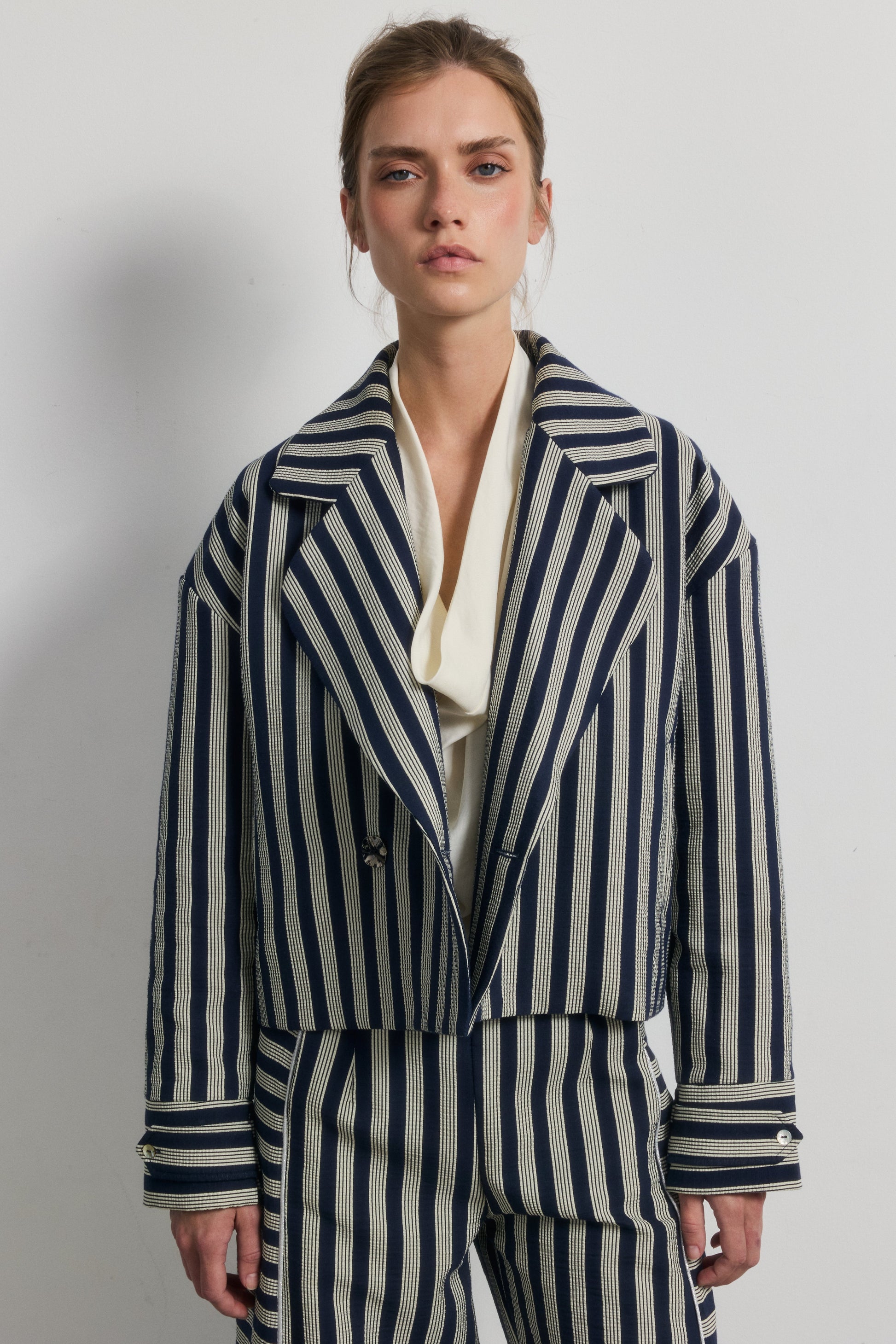 Chaqueta Alexa Rayas — Galcon Studio · detalle 6