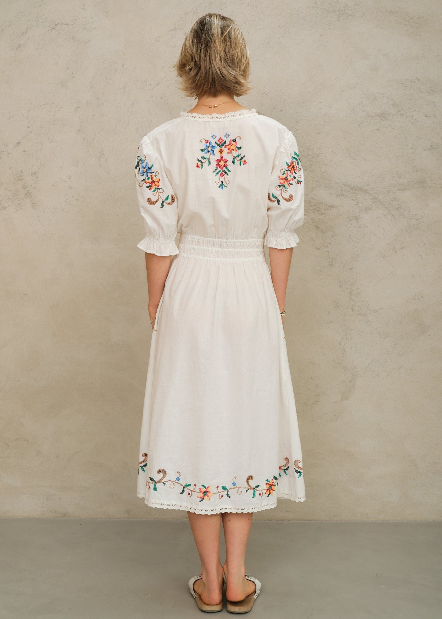 Vestido Gracie midi en crudo con bordado floral, vista trasera – Mabe · PORTICO Concept, Turó Park Barcelona