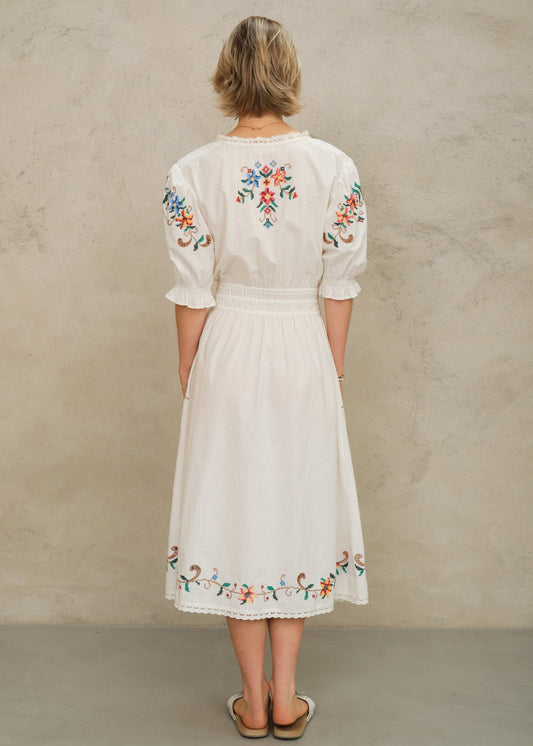 Vestido Gracie midi en crudo con bordado floral, vista trasera – Mabe · PORTICO Concept, Turó Park Barcelona