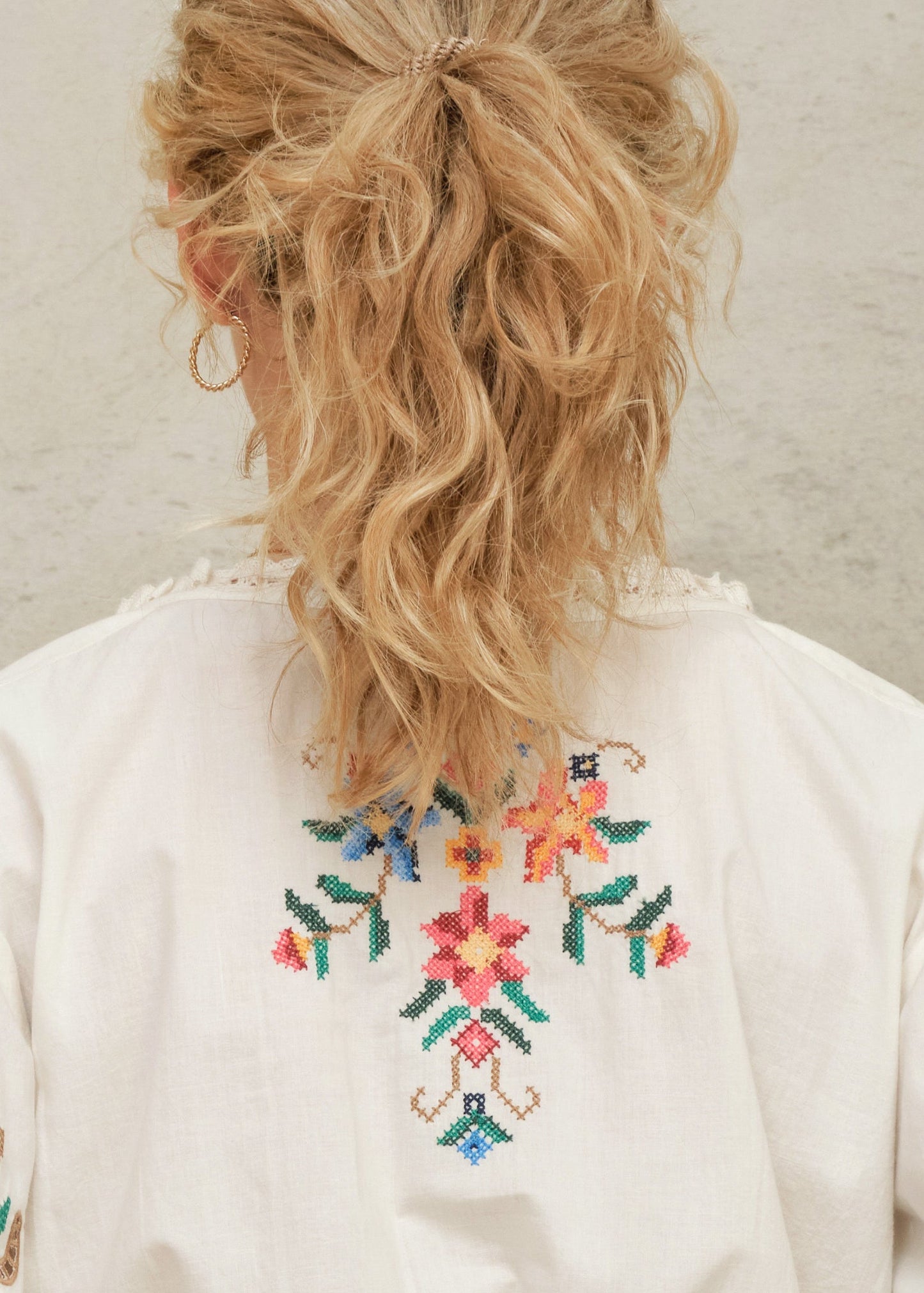 Vestido Gracie midi en crudo con bordado floral, detalle – Mabe · PORTICO Concept, Turó Park Barcelona
