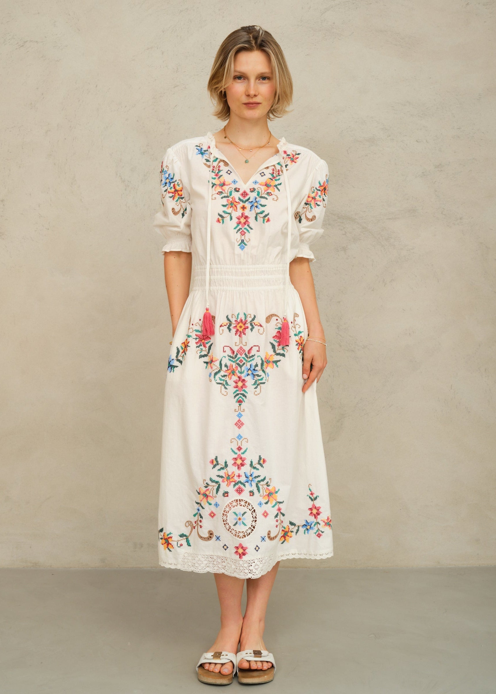Vestido Gracie midi en crudo con bordado floral multicolor – Mabe · PORTICO Concept, Turó Park Barcelona