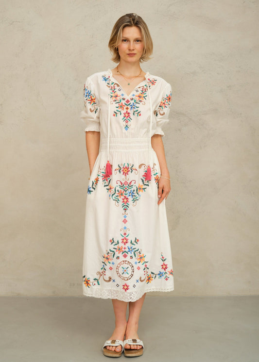 Vestido Gracie midi en crudo con bordado floral multicolor – Mabe · PORTICO Concept, Turó Park Barcelona