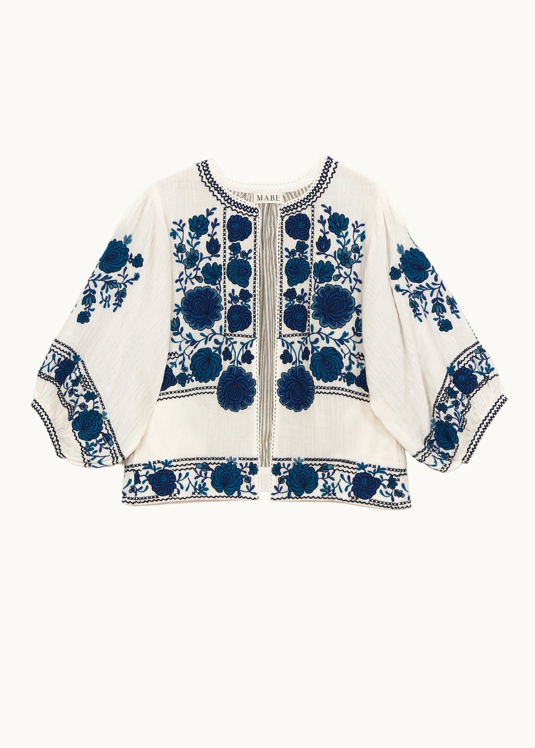 Chaqueta Greta en crudo con bordados florales en azul – Mabe · PORTICO Concept, Turó Park Barcelona
