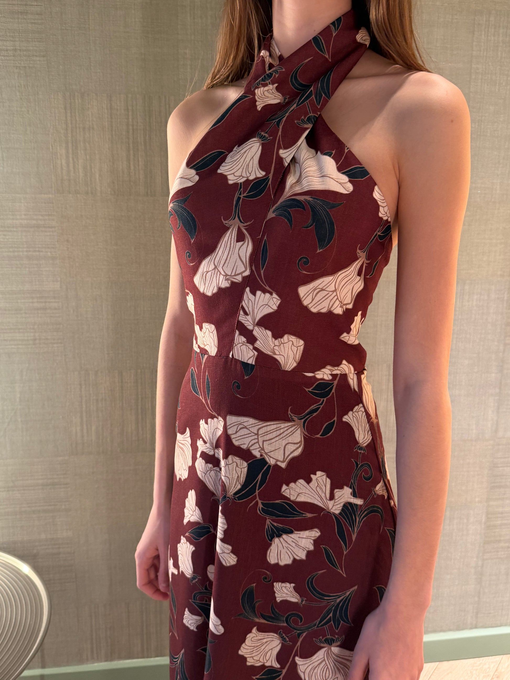 Vestido largo halter marrón con estampado floral – Pietra Madrid · PORTICO Concept, Turó Park Barcelona