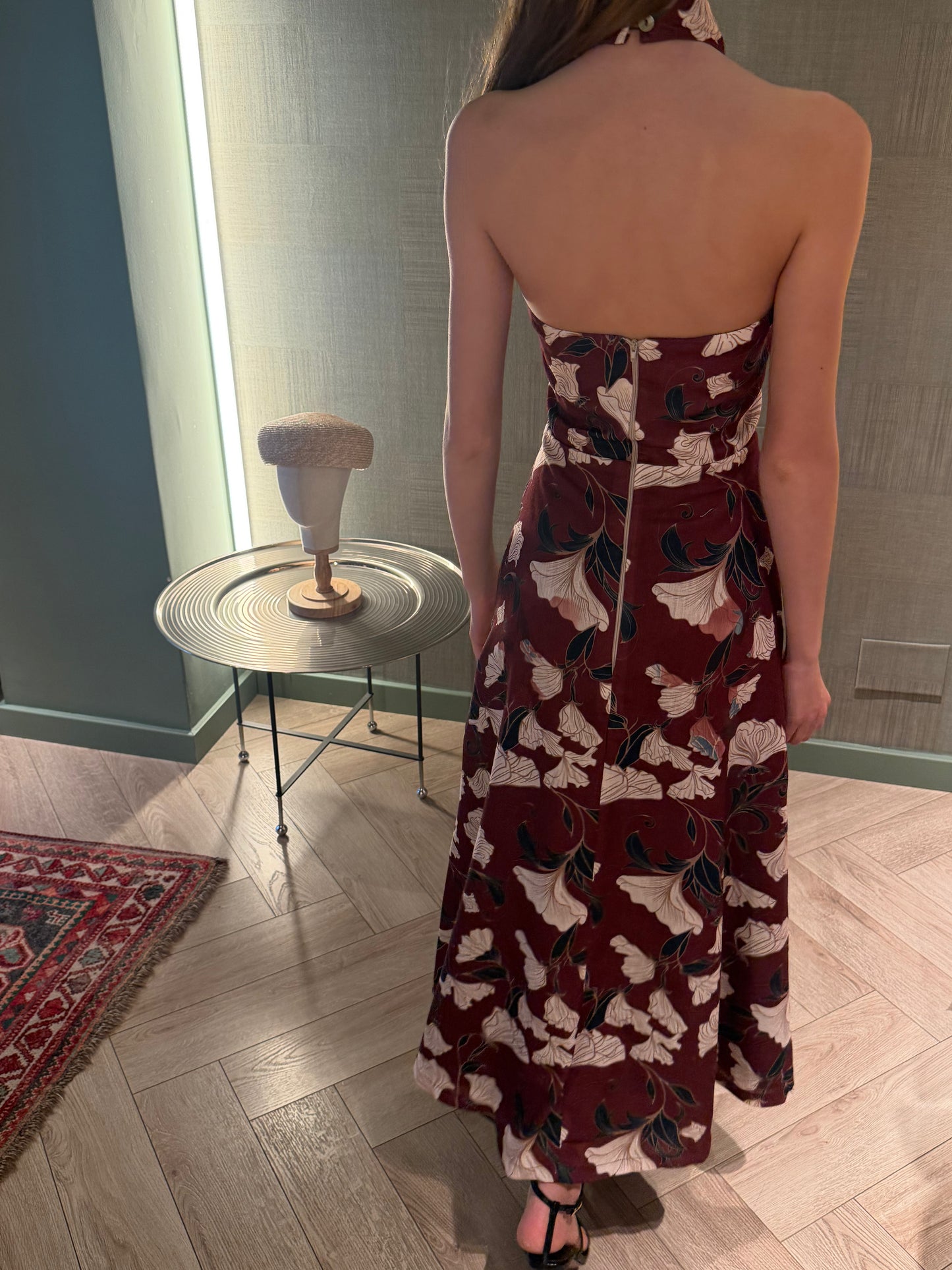 Vestido largo halter marrón con estampado floral – Pietra Madrid · PORTICO Concept, Turó Park Barcelona (vista 2)