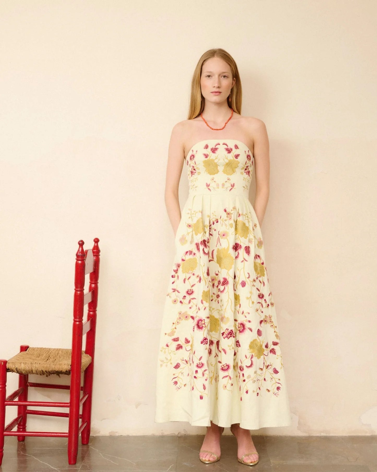 Vestido Leticia bordado en crudo con flores burdeos de IQ Collection · PORTICO Concept, Turó Park Barcelona (vista 2)