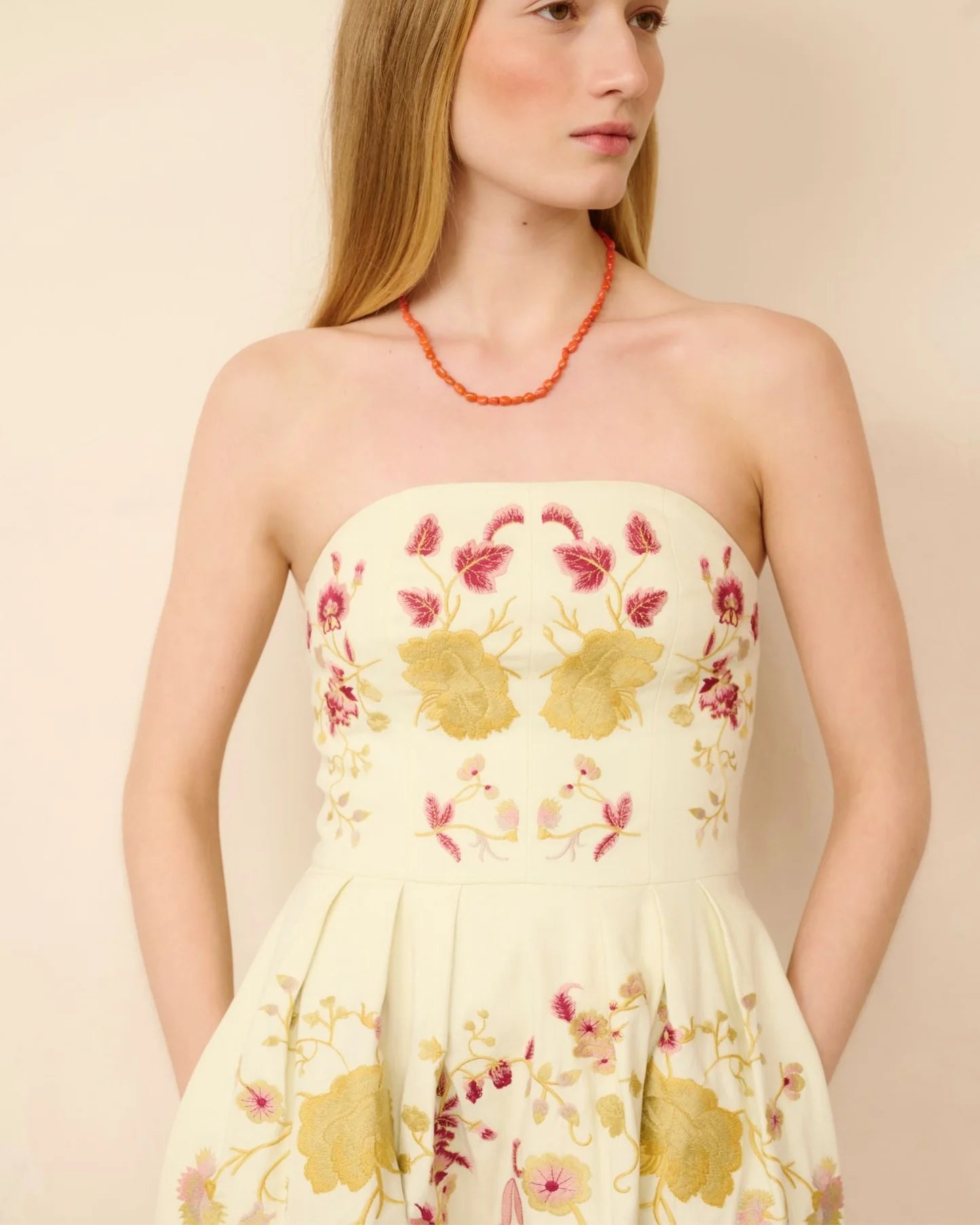 Vestido Leticia bordado en crudo con flores burdeos de IQ Collection · PORTICO Concept, Turó Park Barcelona (vista 3)