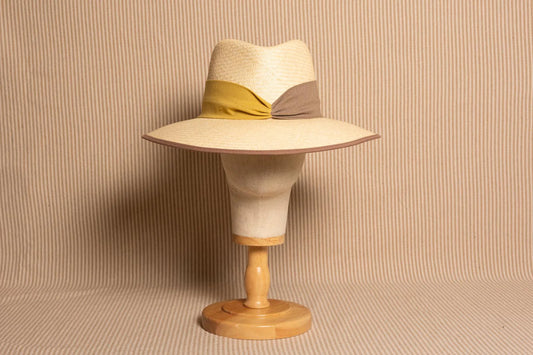 Sombrero de paja toquilla de ala ancha en topo y mostaza de Alexia Álvarez de Toledo