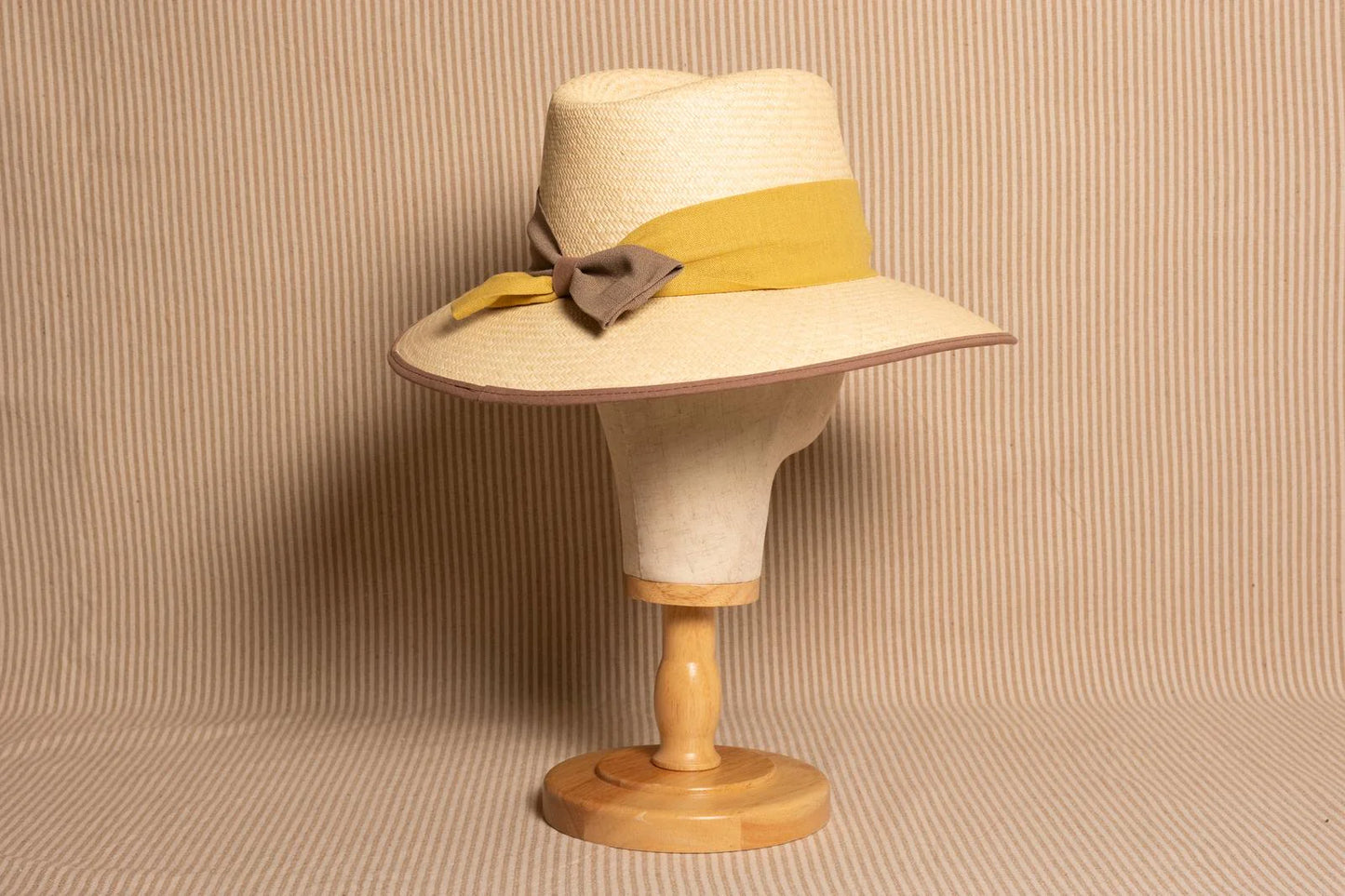 Sombrero de paja toquilla de ala ancha en topo y mostaza de Alexia Álvarez de Toledo detalle 1