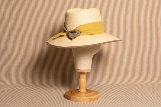 Sombrero de paja toquilla de ala ancha en topo y mostaza de Alexia Álvarez de Toledo detalle 1